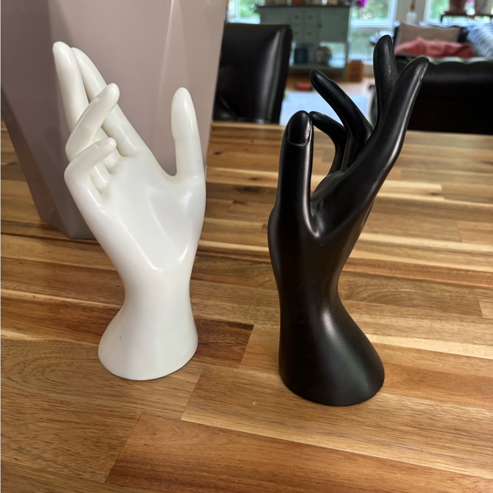 Elegant Black and White Hand Ring Displays